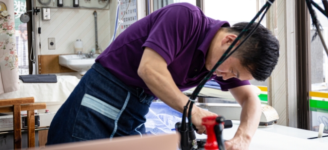 洋服と向き合うクリーニング